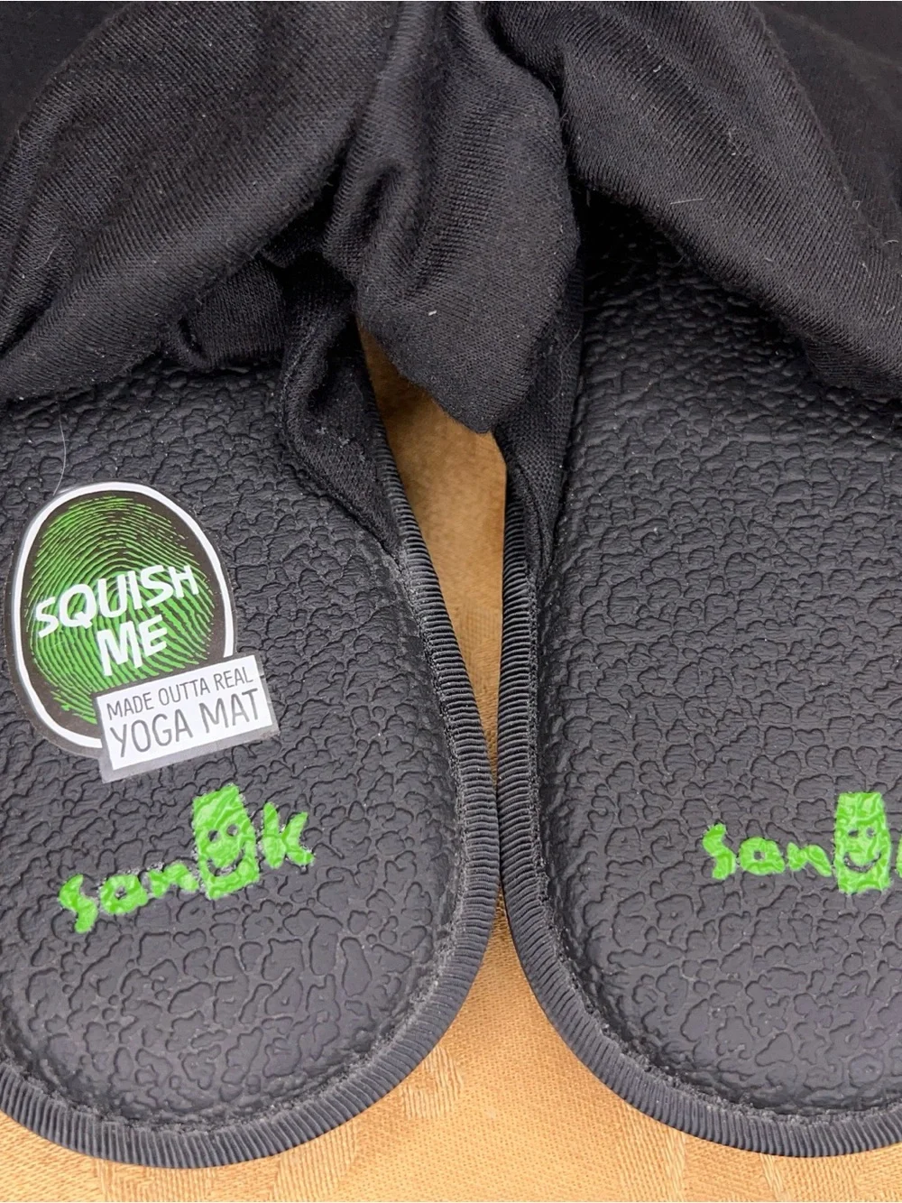 Sanuk Size 9 Black Sandals Lightweight Yoga Mat Material Boho Comfortable